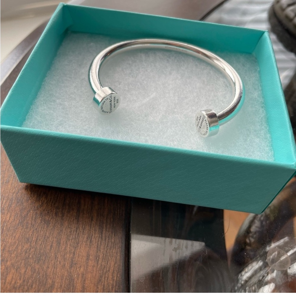 Tiffany and company Elegant Silver Bangle Bracelet 💯 x 💯 Authentic.